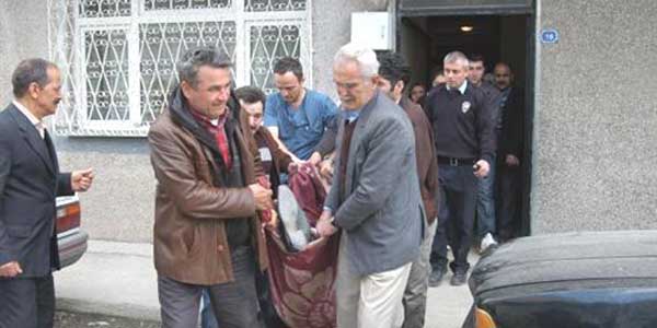 Okuldan döndüğünde babasının cesediyle karşılaştı
