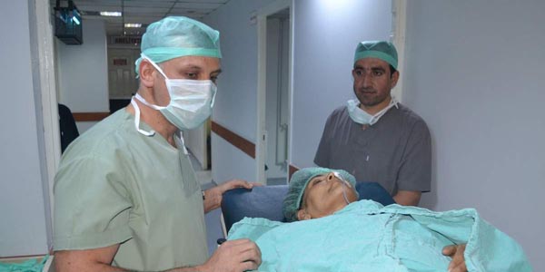 Karaciğerinden 15 santimlik kitle çıkarıldı