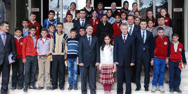 Validen öğrencilere dizi uyarısı