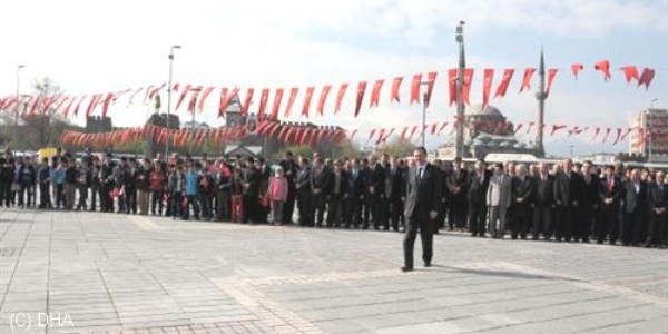 Kayseri'de törene bazı kız öğrenciler türbanla katıldı