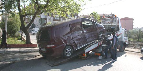 Öğrenci servisi kaza yaptı: 6 yaralı/ Video