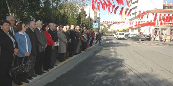 CHP'den alternatif çelenk töreni