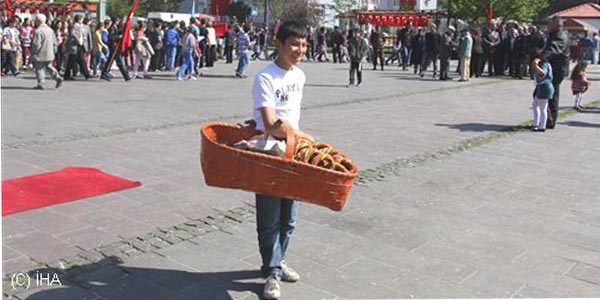 Akranları bayram yaparken o simit sattı