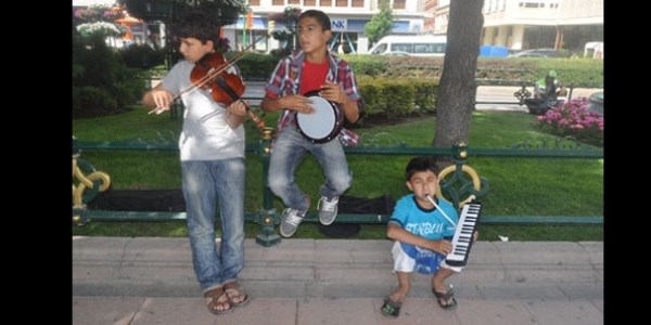 Sokakta çalışan çocuklar konser verdi