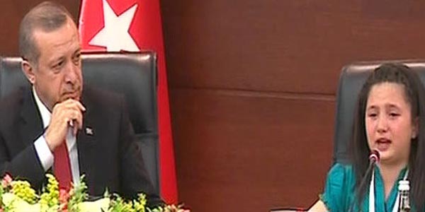Küçük Başbakan gözyaşlarına boğuldu/ Video