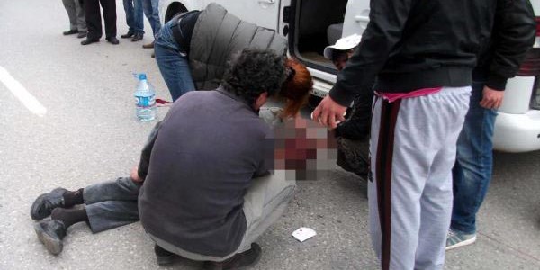 Kazayı gören doktor, yaralının boğazını delerek kurtardı/ Video