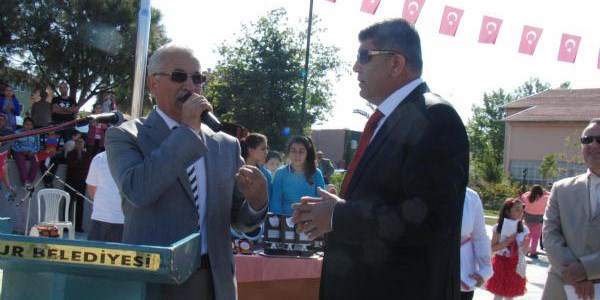 CHP'li üye Milli Eğitim Müdürü'nün üzerine yürüdü