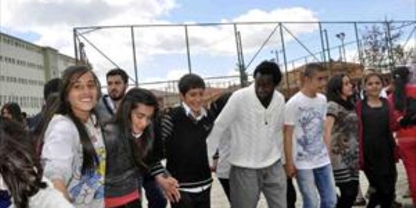 Hakkarili ��renciler halk oyunlar�yla T�rkiye mozai�i olu�turdu