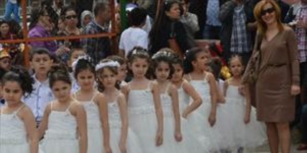 Edremit'te öğrencilerin gösterileri ve kıyafetleri büyüledi
