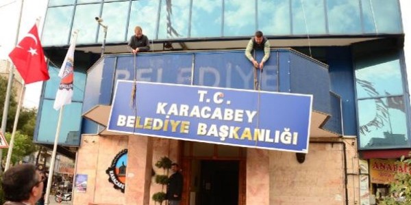 AK Parti'den istifa etti ilk tabelayı değiştirdi