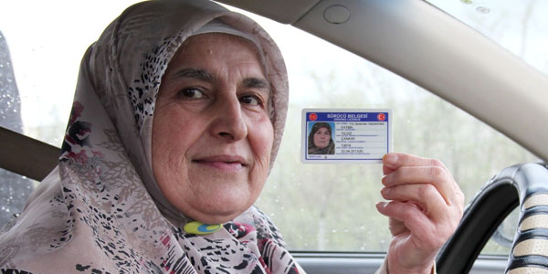 Eşinden kalan otomobil için 65 yaşında ehliyet aldı