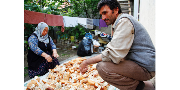 Ekmeklerini çöpteki 'ekmekten' çıkarıyorlar