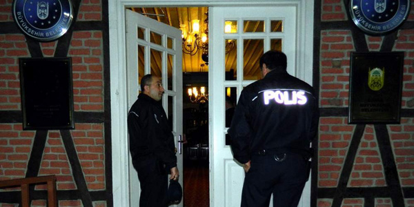 Alkollü şahıs belediyenin camlarını kırdı