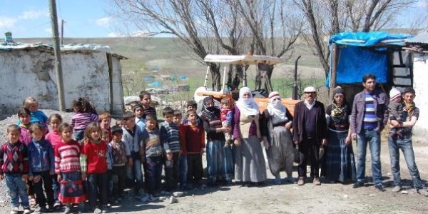 22 çocuğu ve 50 torunu ile 3 evde yaşıyor