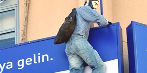 Sigorta şirketinin şaşırtan tabelası