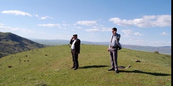 Cep telefonuyla konuşmak için tepelere çıkıyorlar
