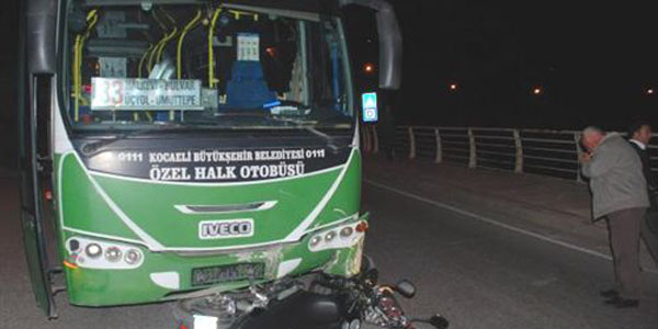 Motosiklete 3 kişi birden binen aile ölümden döndü