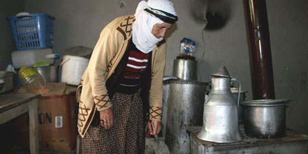 Yaşlı kadının tek gözlü evde yaşam mücadelesi