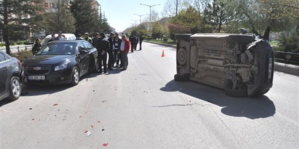 Kamyonet takla atıp yolun ortasına yan yattı