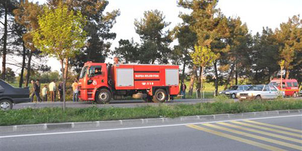 Otomobil ağaca çarptı: 3 yaralı