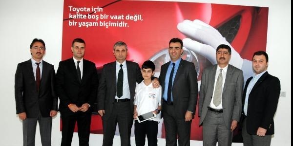 Hayalindeki otomobille resim yarışmasında birinci oldu