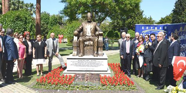 Atat�rk Park�'na Ziyapa�a heykeli
