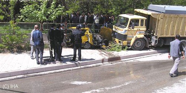 Tankerin altına giren otomobilden sağ çıktı