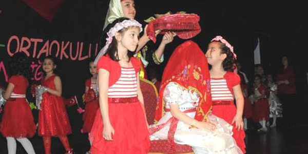 23 nisan kutlamasında 'kına gecesi' gösterisine inceleme