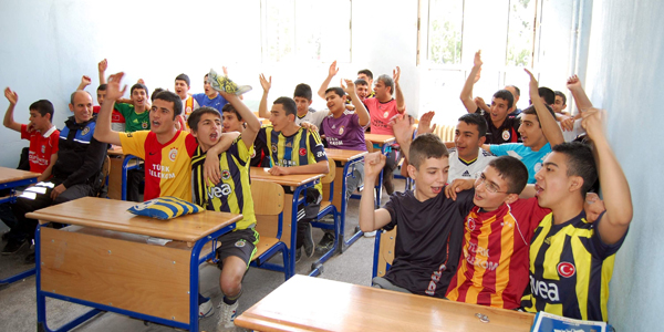 Öğrenciler ve öğretmenlerden 'sporda şiddete hayır' etkinliği
