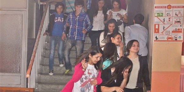 Öğrencilerin yangın tatbikatı gerçeğini aratmadı