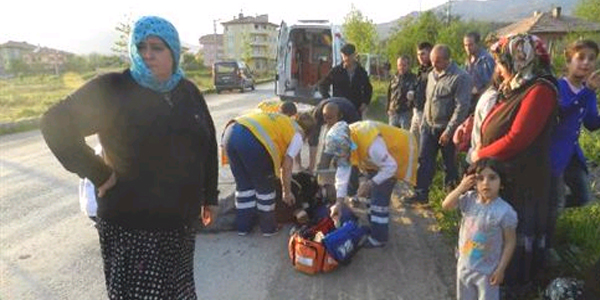 Hareket halindeki kamyonetten düşüp yaralandı