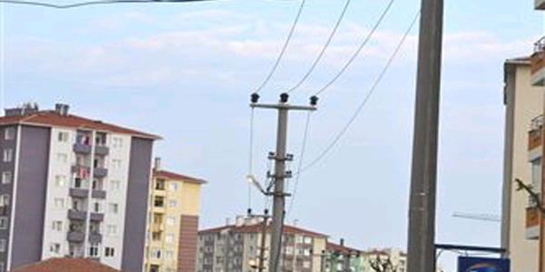 Sokak lambaları gündüzleri de yanıyor