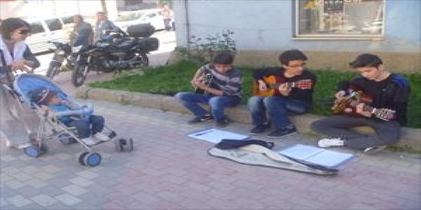 Liseli ��renciler sokak m�zi�i yaparak har�l�klar�n� ��kart�yorlar