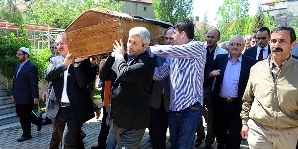 Bakan Erg�n'�n annesi topra�a verildi