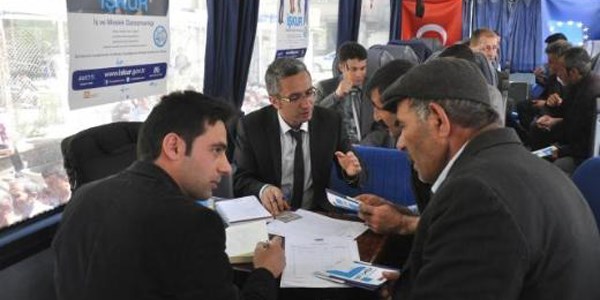 Hakkari'de İŞ-KUR otobüsünün önünde uzun kuyruk