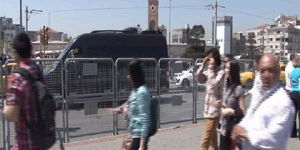 Taksim Meydan�'na '1 May�s' barikatlar� kuruluyor