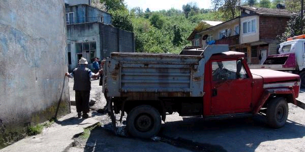 Oto tamircisi, kamyonetle duvar aras�na s�k���p �ld�