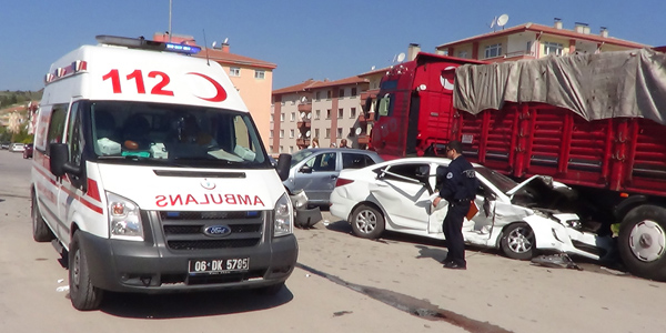 Ankara'da trafik kazası: 6 üniversite öğrencisi yaralandı