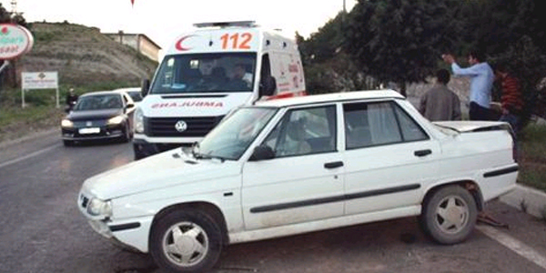 Adıyaman'da otomobil refüje çarptı: 2 yaralı