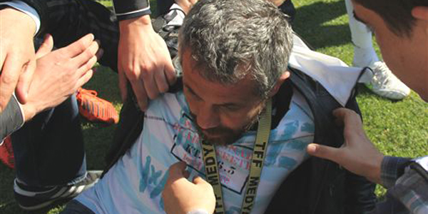 Süper lig heyecanına dayanamayan gazeteci sahada yere yığıldı