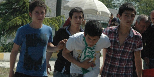 Amatör maçta olaylar çıktı: 1 polis ve 10 taraftar yaralandı