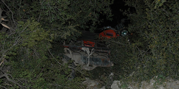 Baba ile oğlu motosikletle uçuruma uçtu
