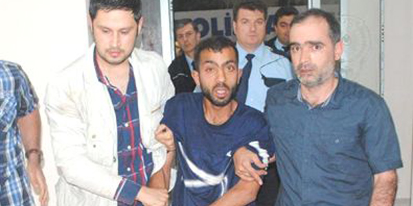 Polise bira şişeşi atıp, bıçaklayan saldırgan tutuklandı