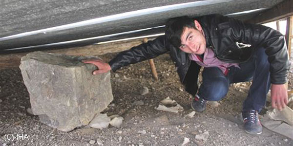 Başlarına taş yağıyor