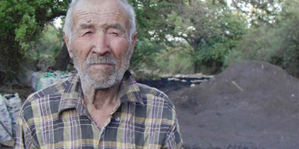 Odun kömürü ocağının 87 yaşındaki ustası