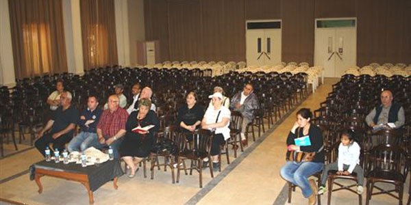 Ayval�k'ta sa�l�k semineri bo� sandalyelere verildi
