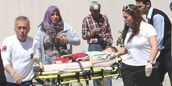 Kolu asansöre sıkışan 5 yaşındaki çocuğu levye ile kurtardılar