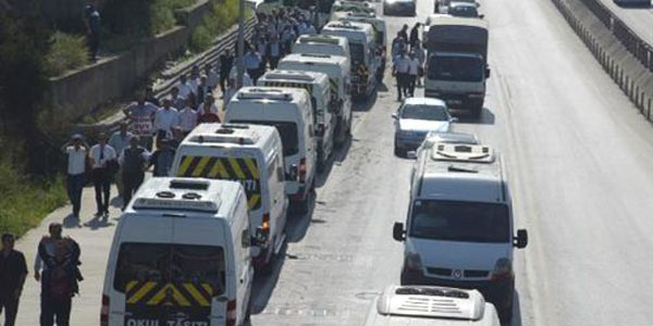 Plaka hakkı isteyen servis şoförleri gemileri yaktı