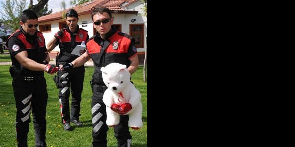 Parkta unutulan oyuncak ay� polisi alarma ge�irdi