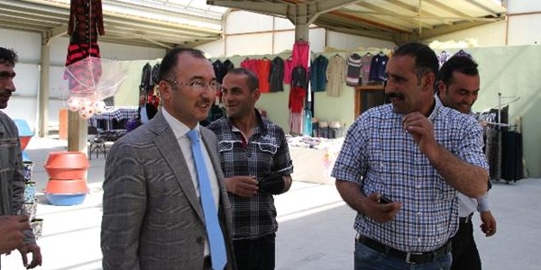 Ba�kan K�ksoy kapal� halk pazar�n� gezdi